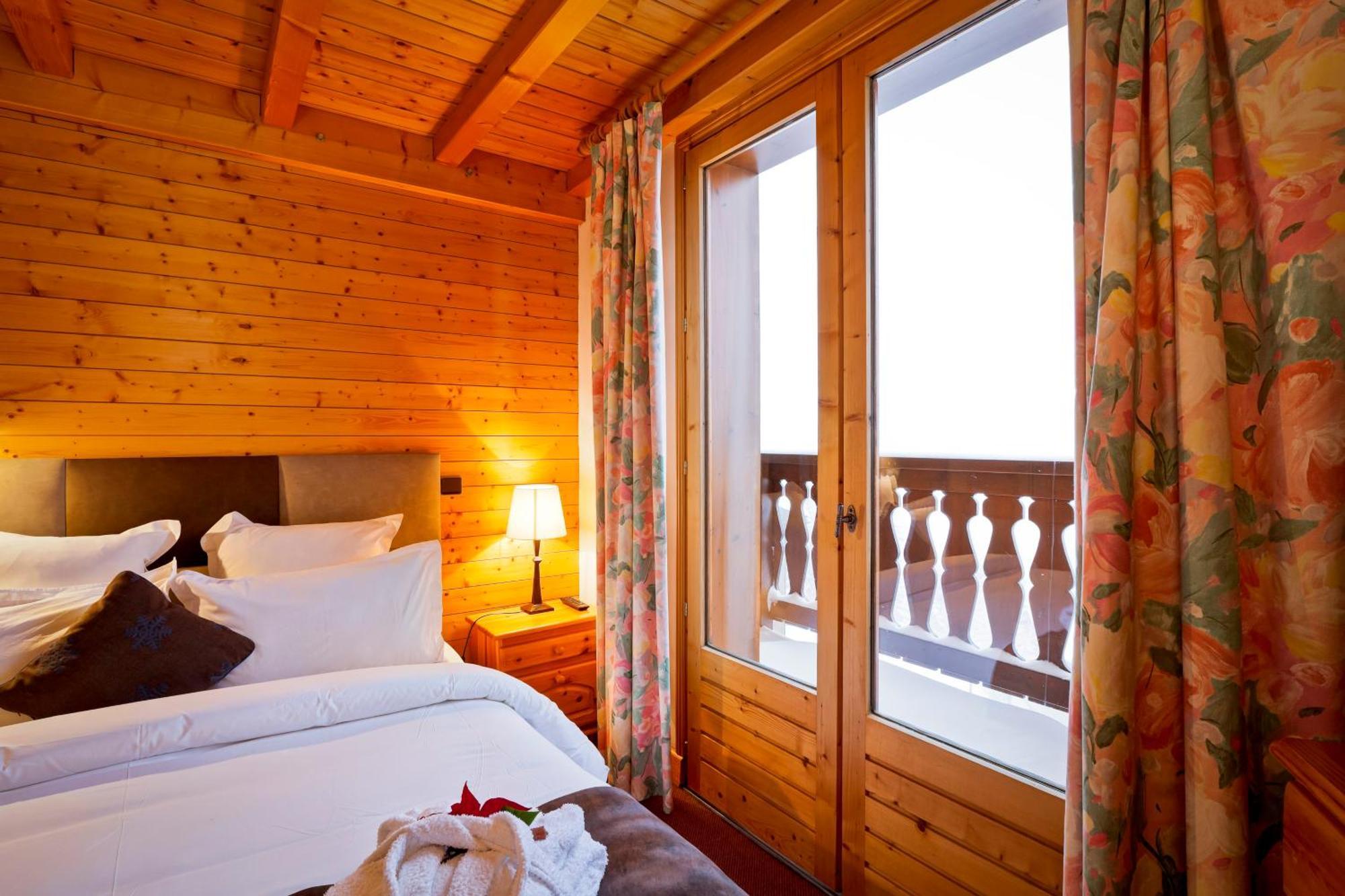 Hotel Les Flocons คูร์เชอแวล ภายนอก รูปภาพ